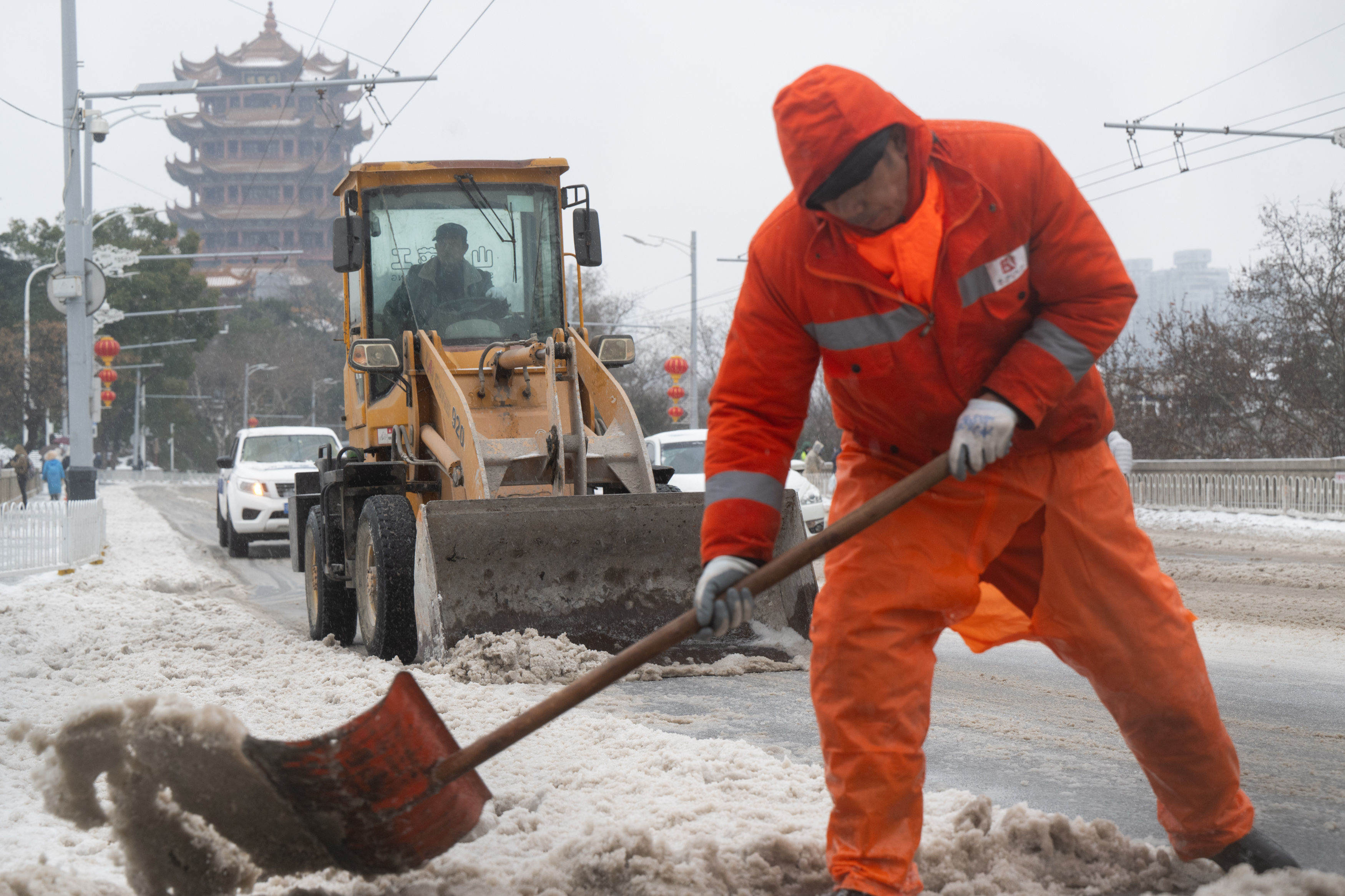 战冰雪 暖人心——湖北武汉干群接力应对冰雪灾害侧记