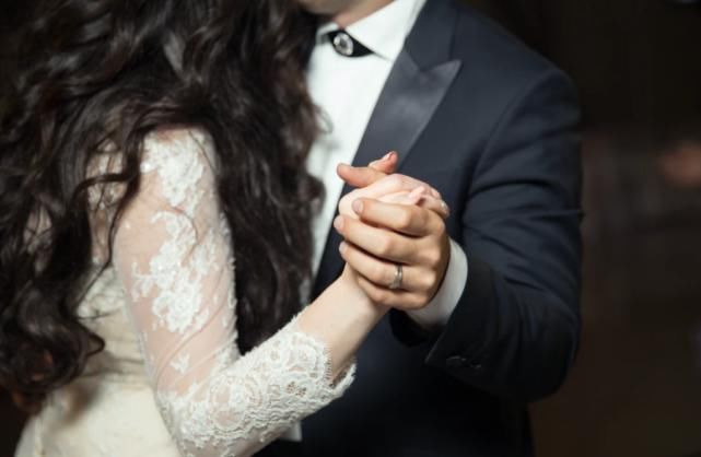 闯入|活久见！新人婚礼遭生父闯入阻止大喊：你们是亲兄妹，不能结婚！