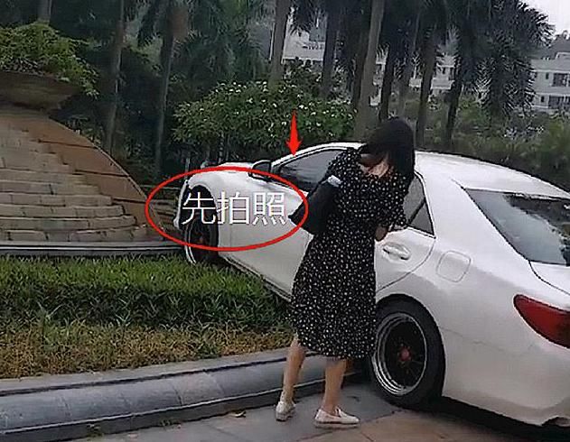  女司机|粗心女司机开上绿化带，下车第一件事先拍照，之后淡定等待救援