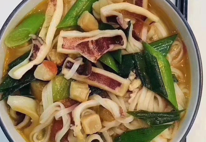  家里|同学家住海边，他说家里很穷，吃过他家的饭菜，我也想穷