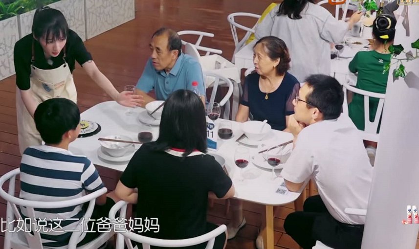  中餐厅|《中餐厅》强捧李浩菲太明显，口才好情商高，镜头比赵丽颖多得多