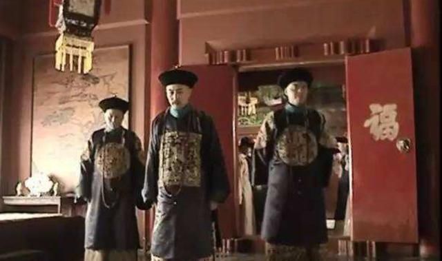  衣服|为啥清朝官员下跪前要拍两下袖子？其中的含义有很多