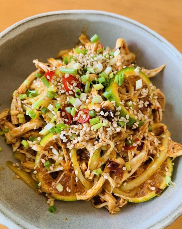  鸡胸肉|家常凉拌鸡丝的做法，这样做香辣开胃又解馋，方法超简单