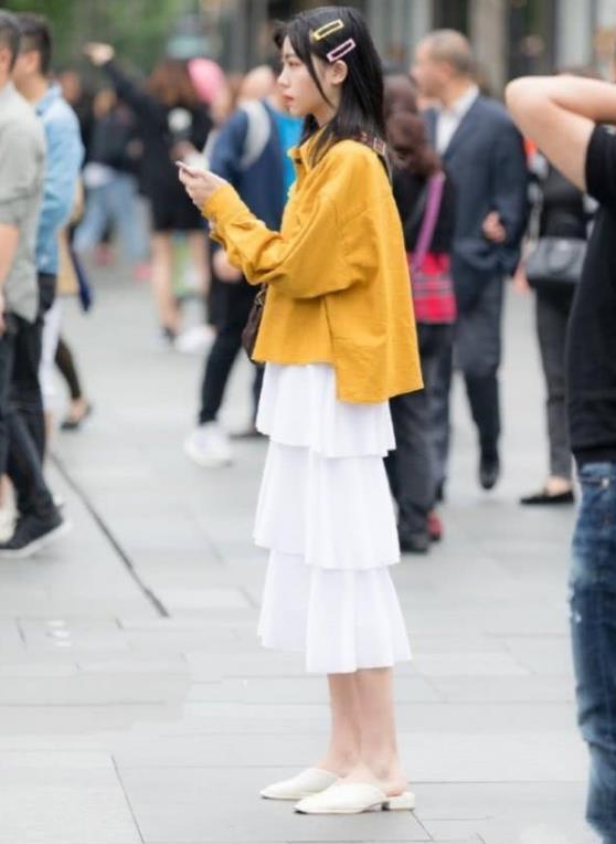 女神|街拍:两位时尚的美女,身材窈窕有型,散发女神气质