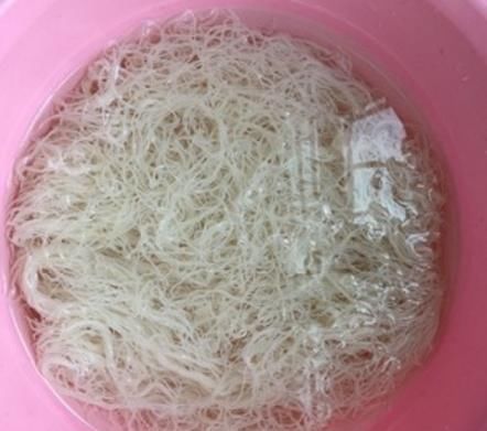  香喷喷|米粉老是太油腻？大妈教你这样做，不油炒，不水煮，出锅香喷喷！