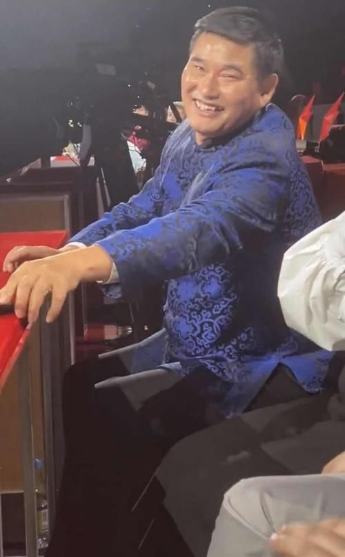 大道|大衣哥回《星光大道》当评委,桌上的豪车钥匙太惹眼