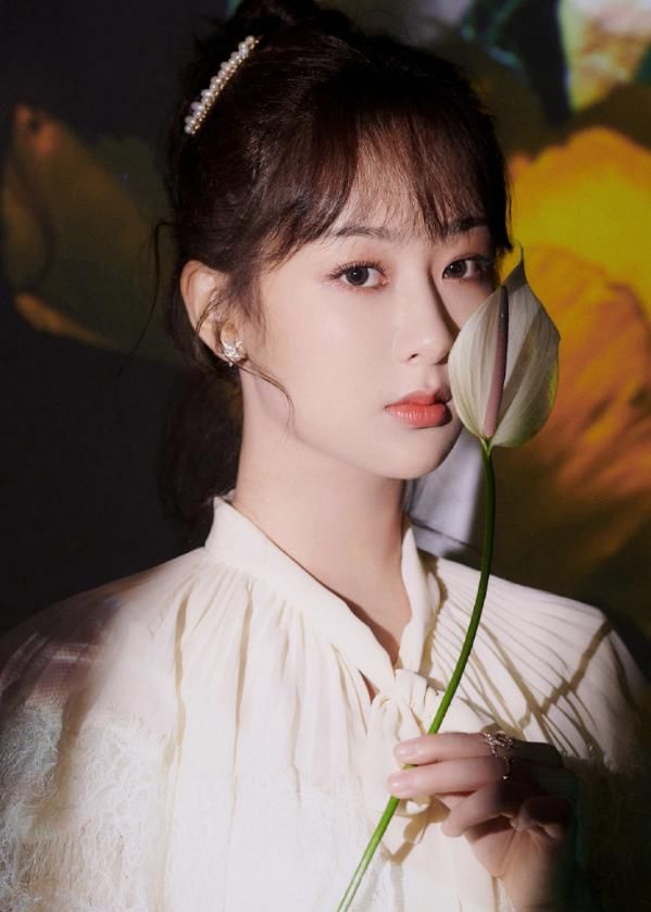  终于|终于等到杨紫化眼妆！形象大变如“整容”，减肥后美出新高