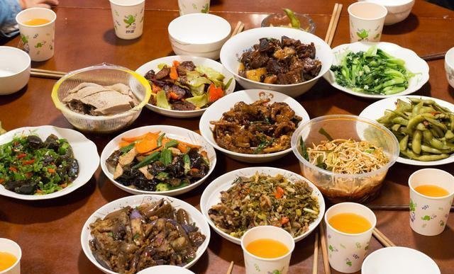 吃饭|周末亲戚来家里吃饭,弟媳下厨做了11道菜,大伙吃了一锅米饭