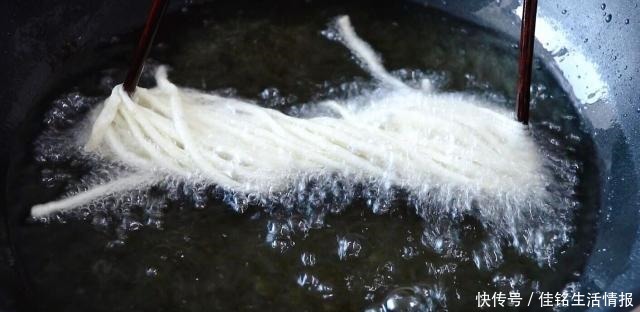 详细|想吃馓子不用买,教你详细做法和比例,咸香酥脆,小时候的味道