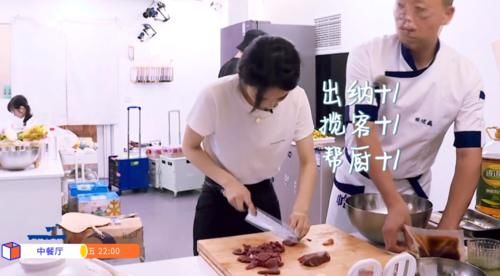  拉客|赵丽颖一人干六个人的活，温柔拉客苦笑买单，累瘫在床上吃不下饭