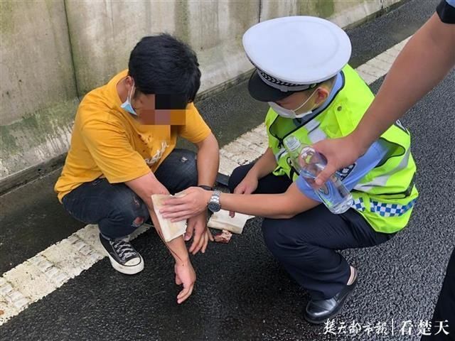  摔破|小伙子骑自行车上二环线快速路摔破头，汉警快骑队员呼叫120及时救治