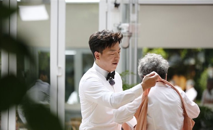  何炅|当年退出《极挑》另有苦衷？黄渤曾多次恳求何炅，却连吃闭门羹！