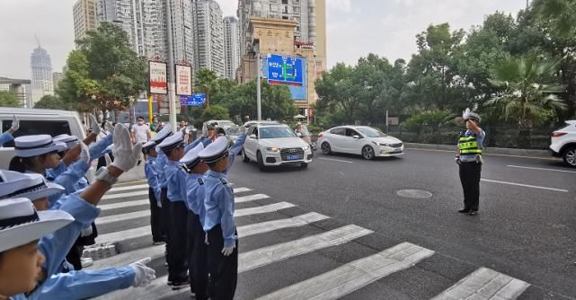 神兽|神兽归笼！贵阳今天早高峰是这个样子的?交警蜀黍说……