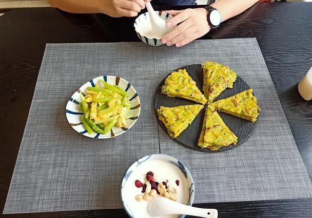  清香|一家子的极简早餐走红，清香软嫩却营养齐全，网友：一片冷淡风