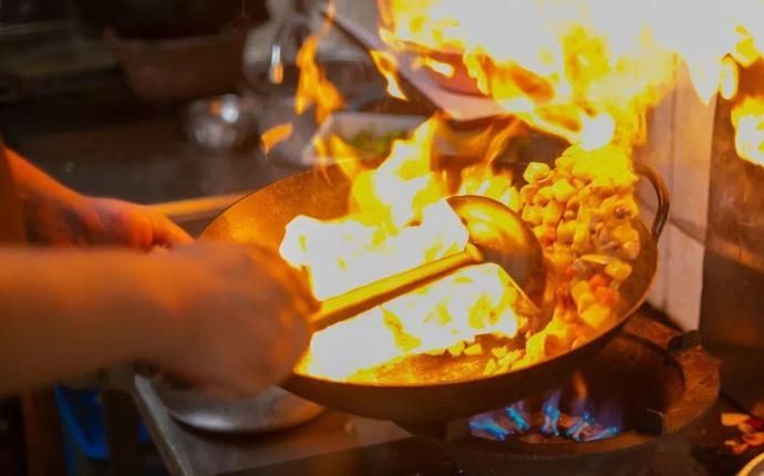 桌椅|店内坐不下,门口搬桌椅来吃!丰储街的这家盖浇饭火了13年!