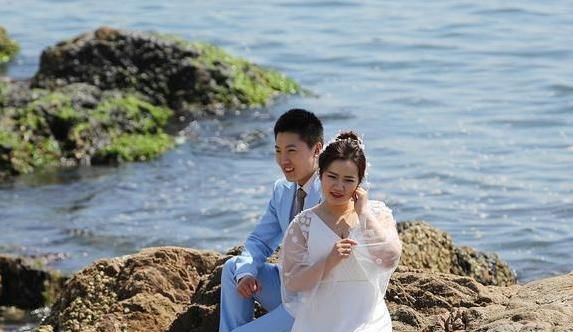 欺负|婚礼当天，伴娘遭遇婚闹被欺负，新娘：大喜的日子，你就不能忍忍