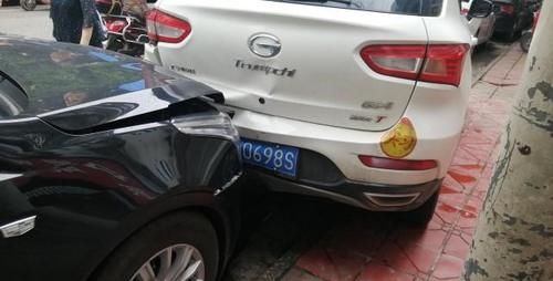  稀巴烂|安岳两轿车停路边被撞得稀巴烂，事故原因令人深思