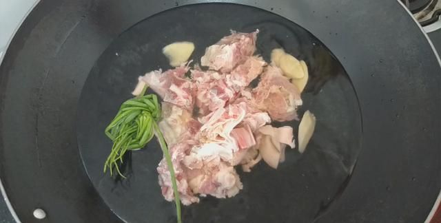 营养|羊汤怎样煲好喝?告诉你1个小技巧,汤香浓郁没骚味,营养又好喝