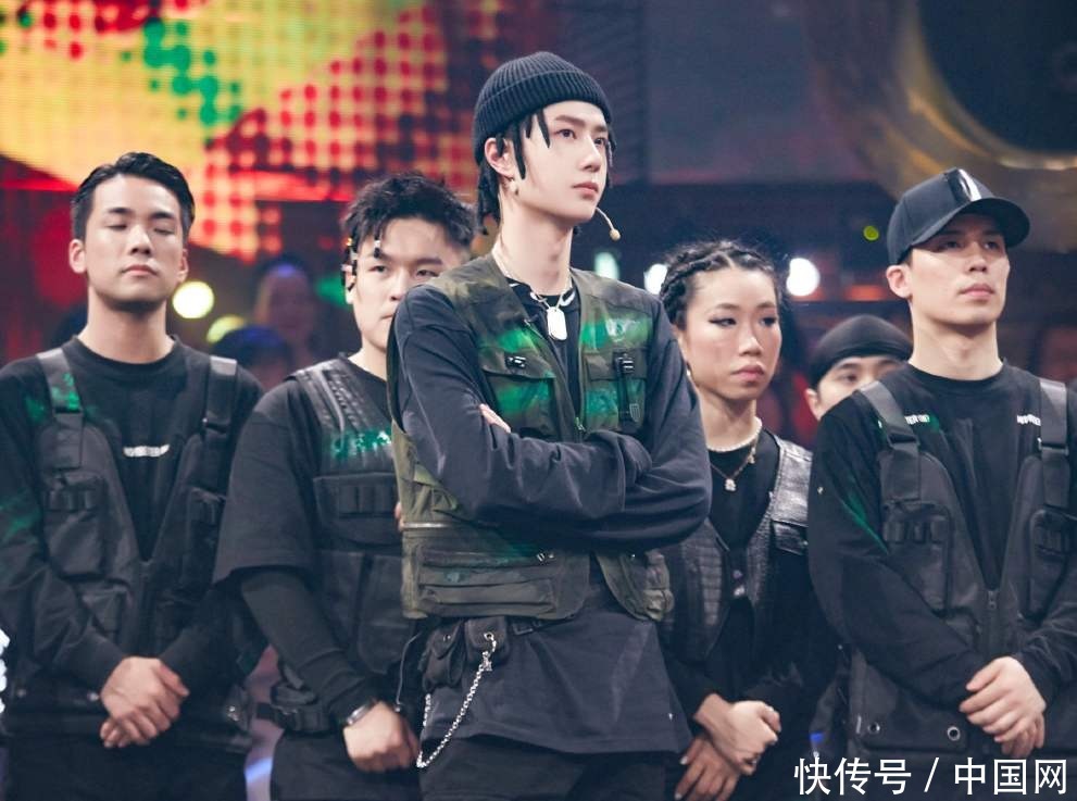 累得|《街舞3》王一博累得瘫倒在地,口喘粗气手捂心脏,表情十分痛苦