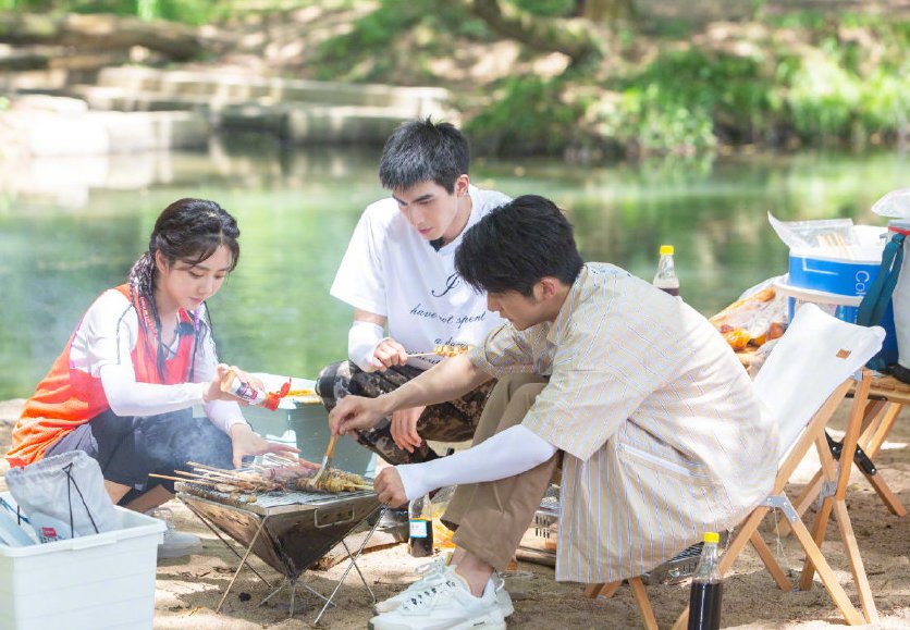  天天向上|《天天向上》挑战百斤湖笔，钱枫果断“坑弟”，王一博躲得飞快