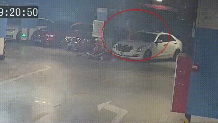  女子|女子狂砸9辆车还刻下＂男友＂名字，最后发现……砸错了？