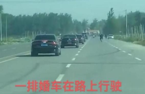 前女友|男子租12辆奥迪结婚，前女友不请自来，拉横幅“砸场子”