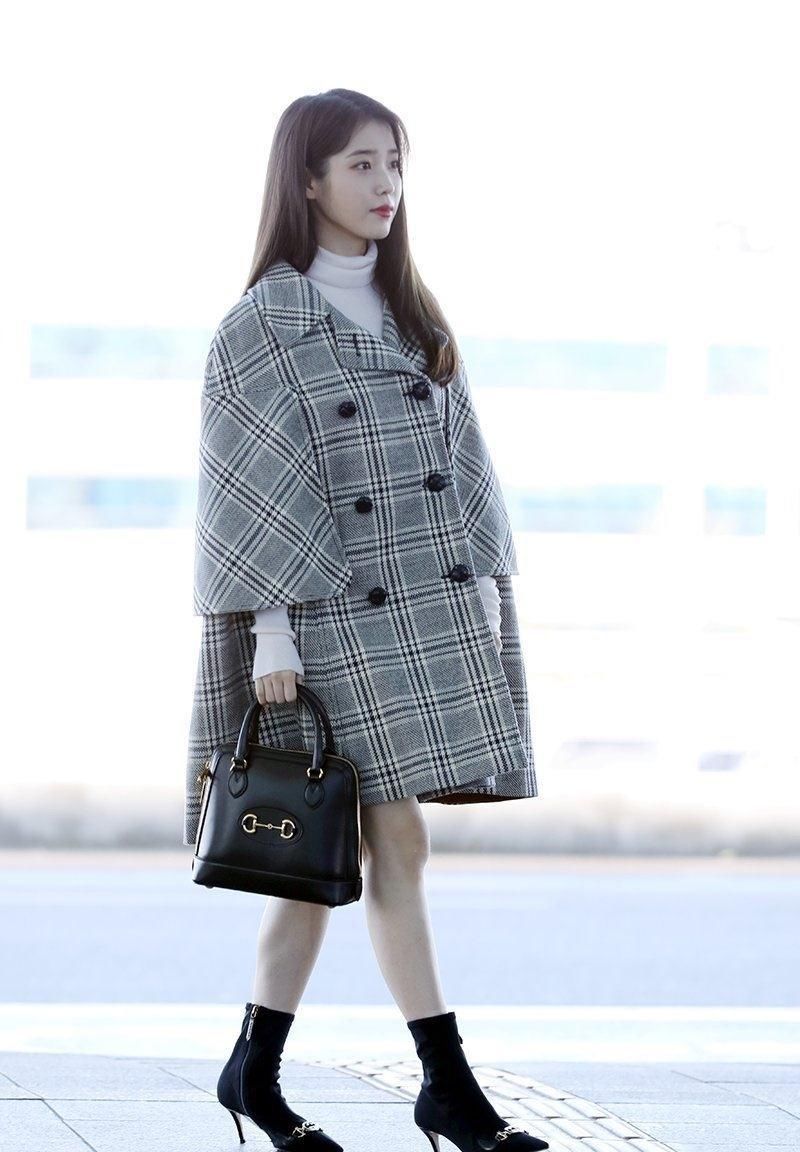 甜美|谁说小个子不能穿斗篷,学李知恩穿斗篷配高领衫,复古甜美好精致