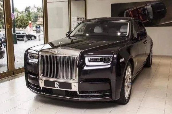  劳斯莱斯幻|外卖小哥违规掉头撞上劳斯莱斯，处理结果竟然是。。。