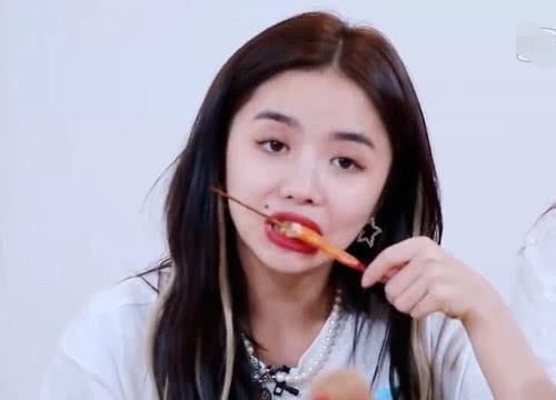  东西|节目组请学员吃烧烤，其他人都去抢肉，喻言选的东西却出乎意料