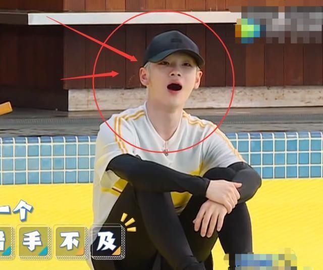 戴假发|《奔跑吧》唯一全程戴假发的嘉宾,中途不小心掉到水里,观众看懵