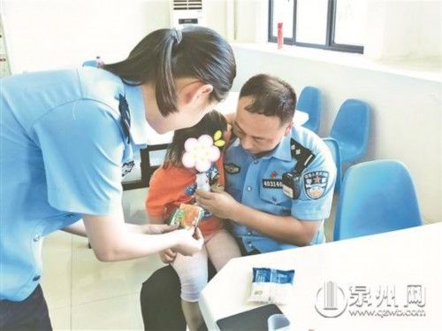  临时|4岁娃赤脚出门找妈妈 民警当起“临时奶爸”