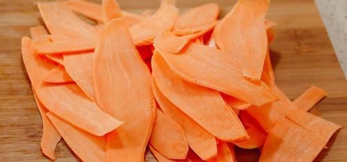  面粉|红薯和面粉别只会炸丸子吃，教你做红薯千层糕，好吃又好看