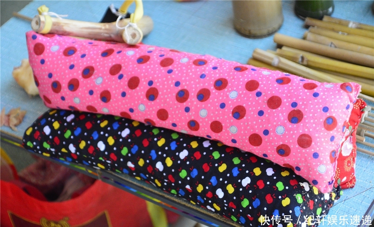 卖钱|7旬大妈做手工卖钱,中午啃个桃子当午饭,游客搞完价却少给5块钱