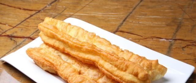 能炸|怎样能炸出美味的油条大厨透漏,学会3步,有面粉就能炸出油条