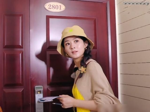  赵丽颖|李浩菲问客人：你认识赵丽颖吧？得到否定答案，颖宝反应暴露素养