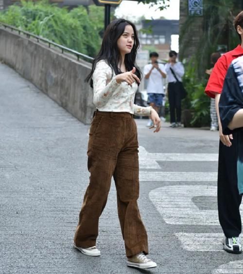 娜娜|欧阳娜娜参与新综艺录制,拍摄路透图流出,这腿是认真的吗?