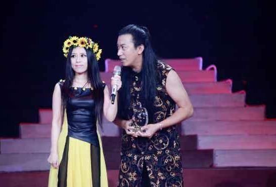  实力|星光大道冠军，实力不输凤凰传奇，如今事业惨淡，直播百人观看