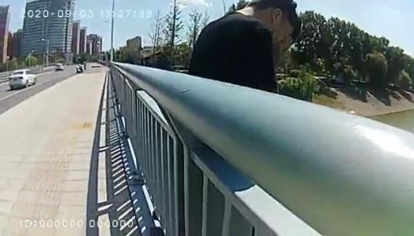 孔艺龙|失恋小伙为情所困欲跳河，危急时刻他们来了