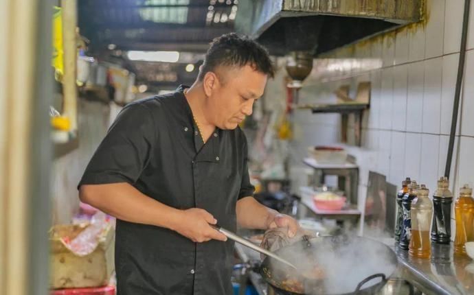 桌椅|店内坐不下,门口搬桌椅来吃!丰储街的这家盖浇饭火了13年!