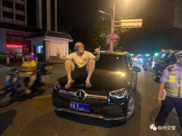  吴某|广西一男子爬上引擎盖大闹测酒现场 扬言律师来了才配合检查