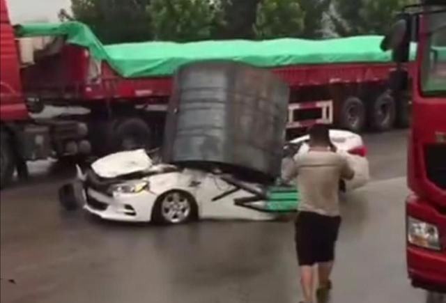  所载|一辆大货车所载钢卷滚落，将轿车压扁，啥车的质量这么差