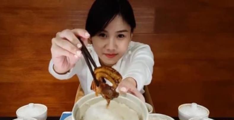 打败|密子君挑战988元超大牛排,吃完终身免单,却被配菜给“打败”了