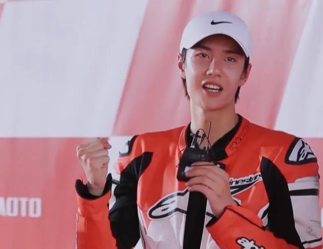  比赛|在王一博摩托车比赛中，当他摘下头盔休息时，他真的认为认错人