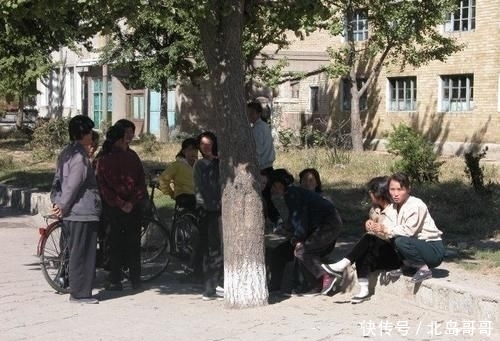 老百姓|朝鲜特色居民楼,沿街一面光鲜,另一面却没涂料,民众的日子舒服