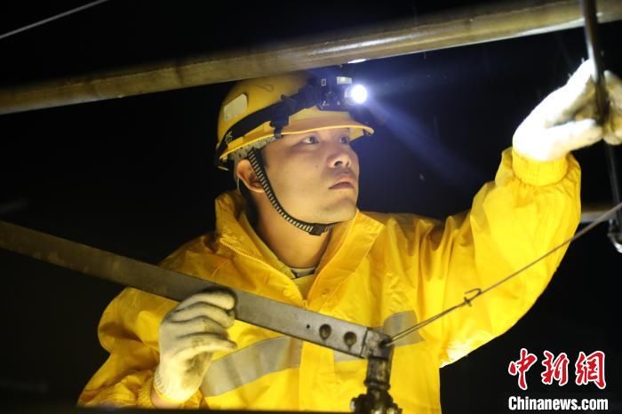 广西“蜘蛛侠”雨夜检修接触网 保“五一”列车运行安全