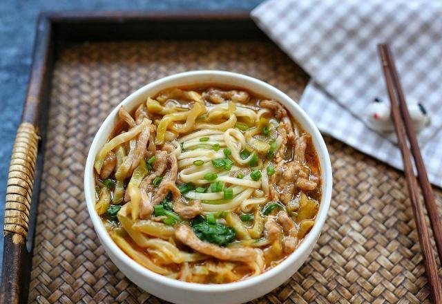 好吃|榨菜别再配粥吃了,用来煮面味道更香,好吃到连汤汁都不剩