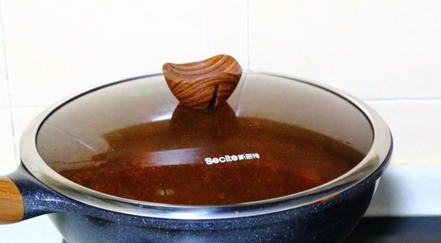  五花肉|1块五花肉，1把干豆角，放锅里炖一炖，又香又下饭，一碗都不够吃