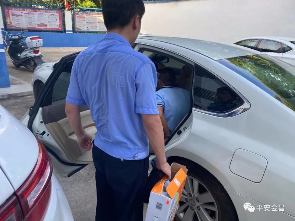 下跪|会昌一小偷面对两位六旬老人下跪求饶，该不该原谅？