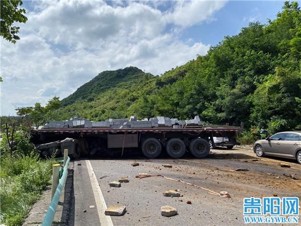  洒满|杭瑞高速毕遵段货车侧翻 砖块洒满一地