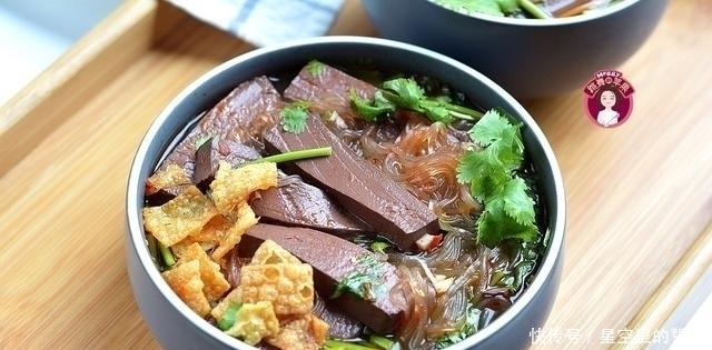 柔嫩|三伏天没胃口?吃1碗鸭血粉丝汤,咸鲜柔嫩开胃,从里到外的畅快